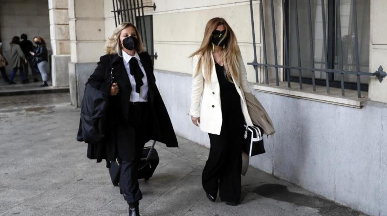 La diseñadora cordobesa Juana Martín, junto a su abogada, accede al edificio de la Audiencia de Sevilla