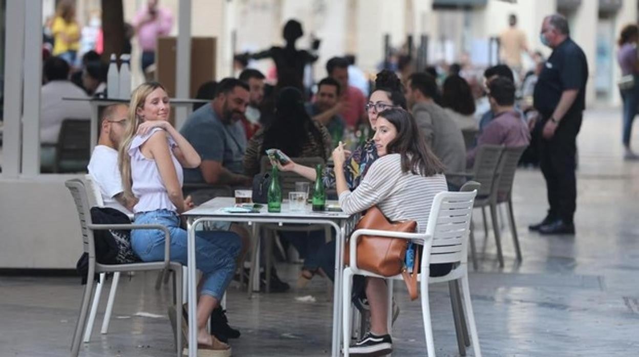 Clientes en una terraza del centro de Málaga