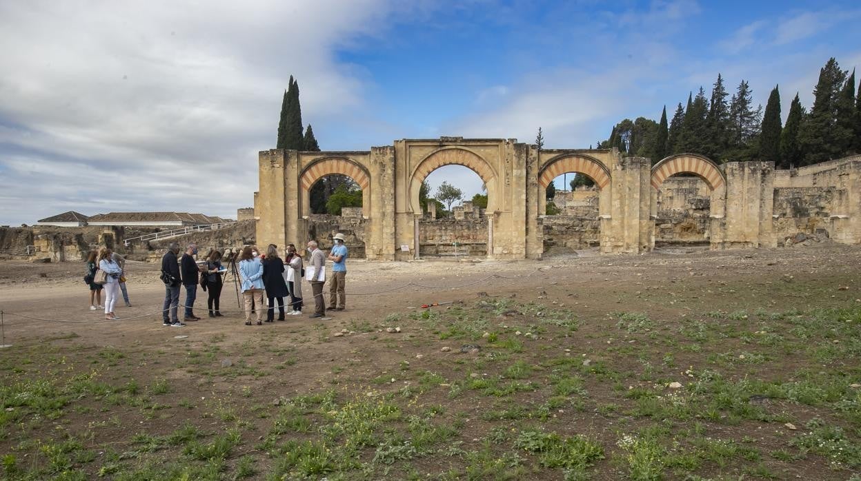 Técnicos en la plaza de armas de Medina Azahara, frente al pórtico oriental