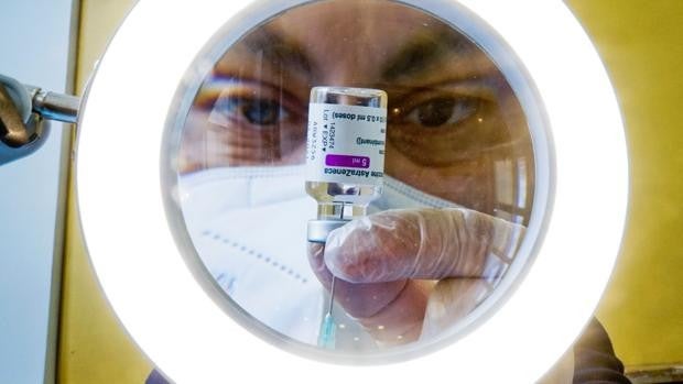 La Junta no tira la toalla e insiste en poner la segunda dosis de Astrazeneca a menores de 60 años
