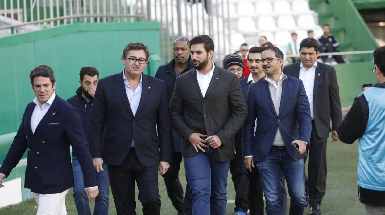 Miembros del consejo del Córdoba junto al presidente Al Zain y el vicepresidente Al Nusuf