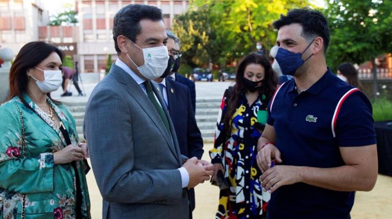 El presidente de la Junta de Andalucía, Juanma Moreno (2i), y el actor Fran Perea en Fitur