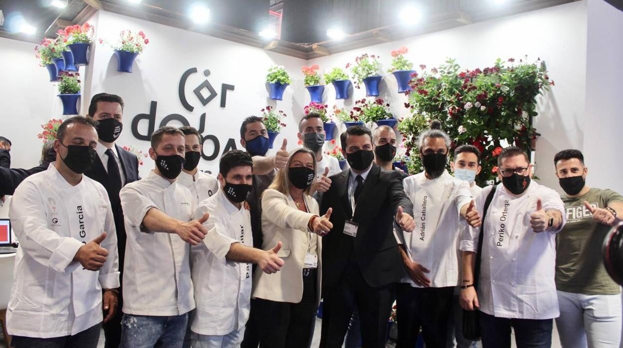 Los cocineros cordobeses, junto al alcalde, en Fitur