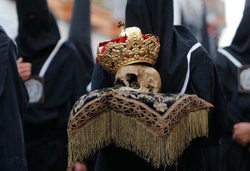 Calavera coronada en el cortejo de la cofradía de Ánimas