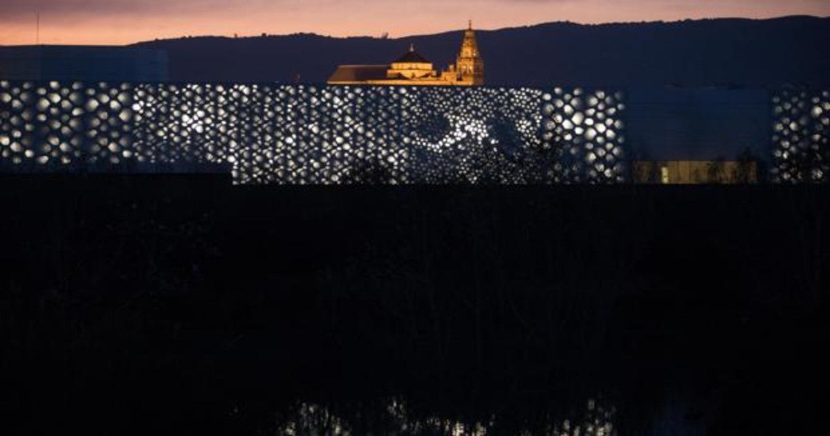 Fachada del Centro de Creación Contemporánea de Andalucía (C3A) con sede en Córdoba iluminada por la noche