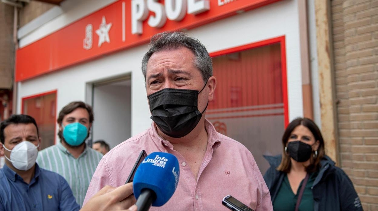 Juan Espadas, precandidato a las primarias del PSOE-A, este domingo en un acto de Linares (Jaén)