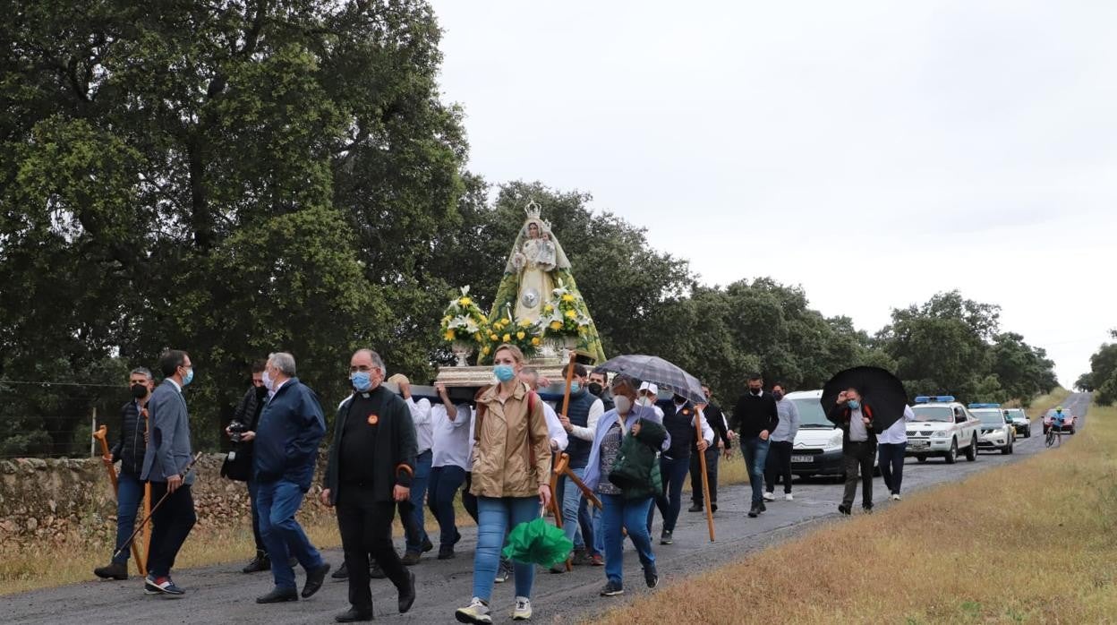 El traslado de la Virgen a su santuario en la mañana del Domingo de Pentecostés