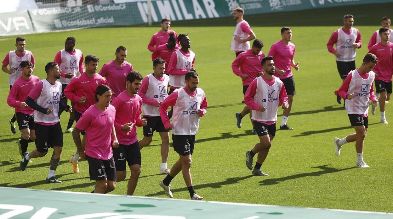 La plantilla del Córdoba CF, en el estadio El Arcángel en un entrenamiento