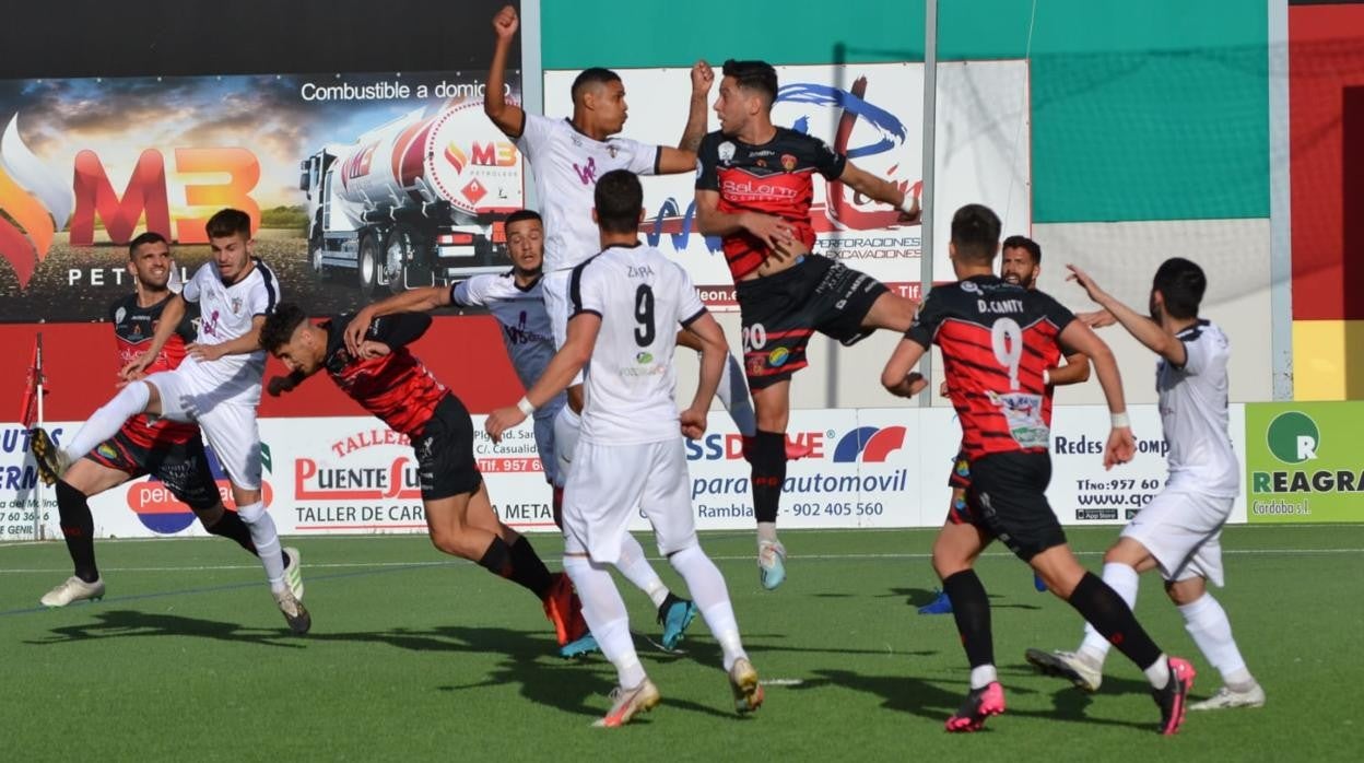 Jugadores del Puente Genil y el Pozoblanco, en la eliminatoria de cuartos del domingo