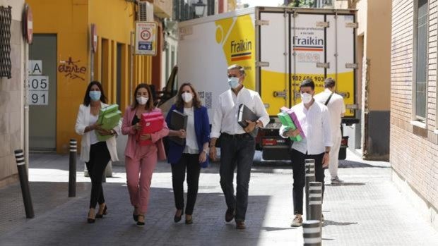 El alcalde de Salteras presenta el máximo de avales para Susana Díaz