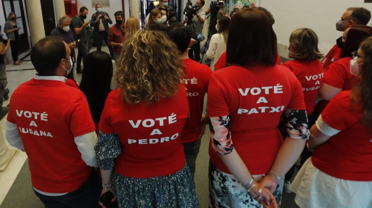 Imagen de los militantes en la presentación de los avales en la sede del PSOE andaluz