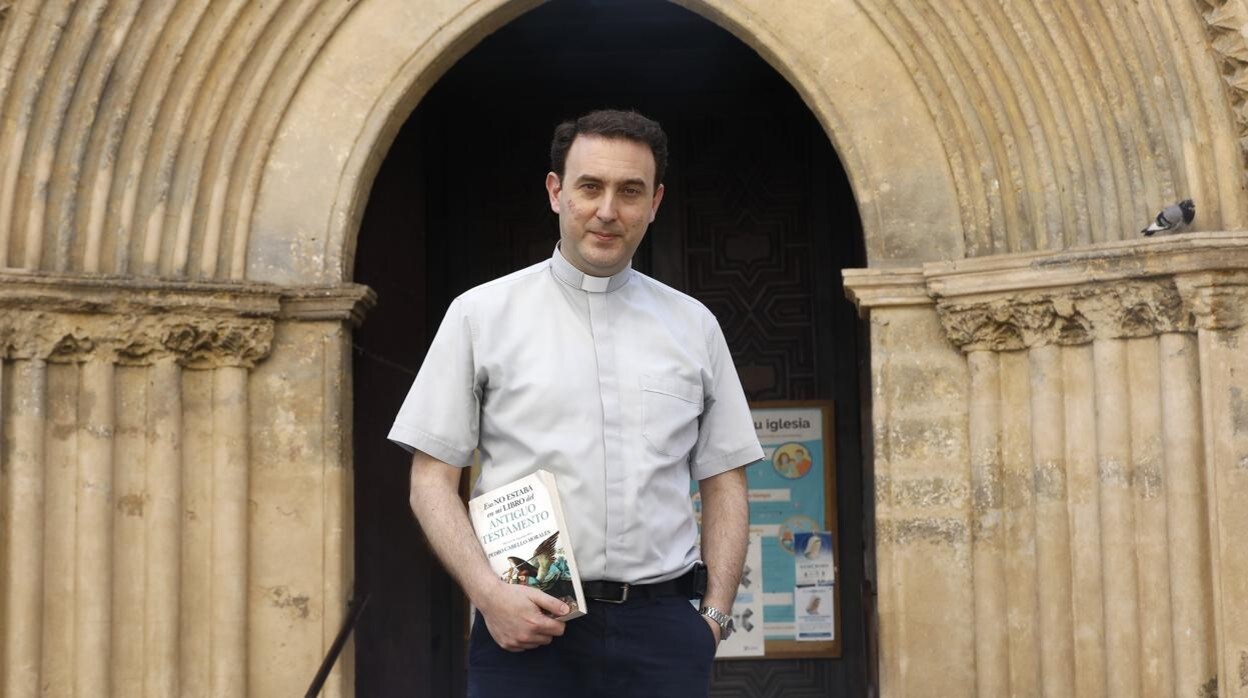 Pedro Cabello, con un ejemplar de su libro, en la puerta de la iglesia de San Miguel de Córdoba