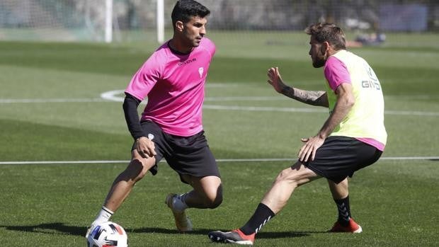 Plena normalidad en el entrenamiento del Córdoba CF pese a la posible sombra de otro club