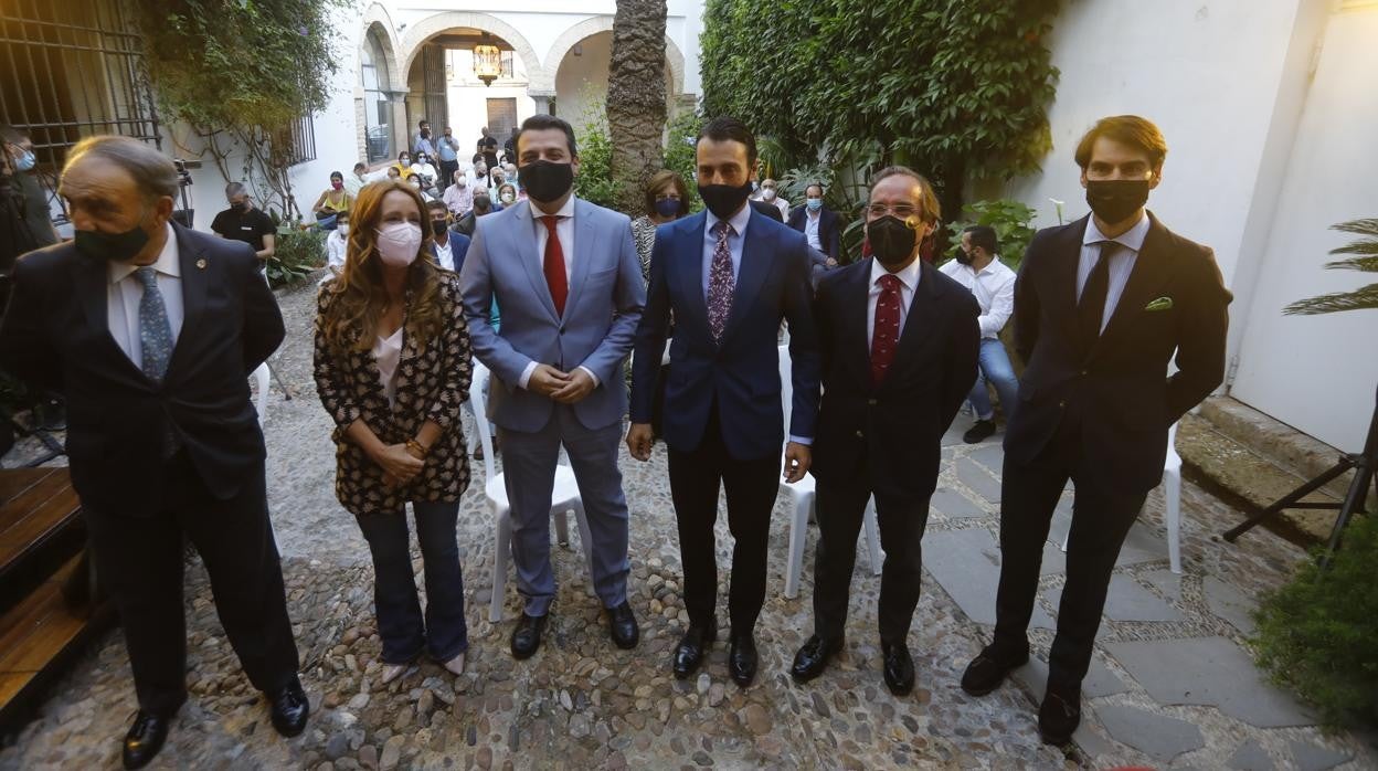 Los conferenciantes junto con el alcalde y directivos de la fundación