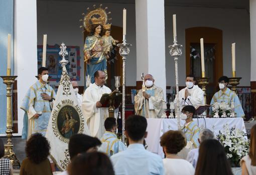 El obispo de Córdoba, durante la celebración ante María Auxiliadora