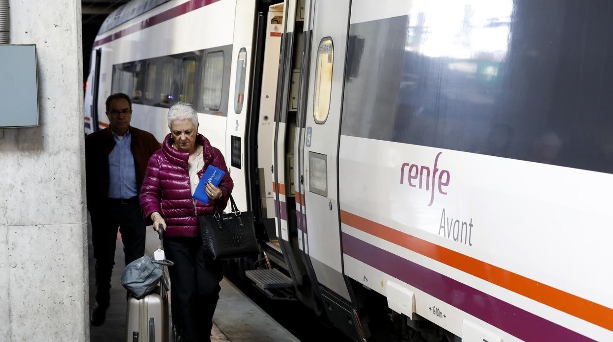 Una viajera se baja de un Avant en Córdoba