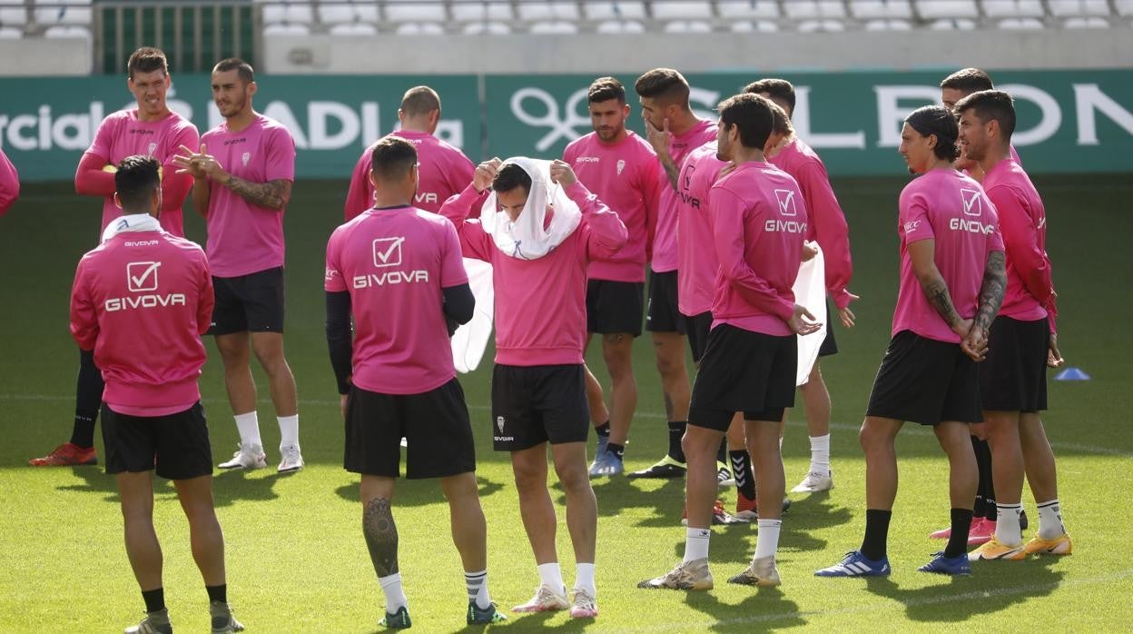 Los jugadores del Córdoba CF, en un entrenamiento