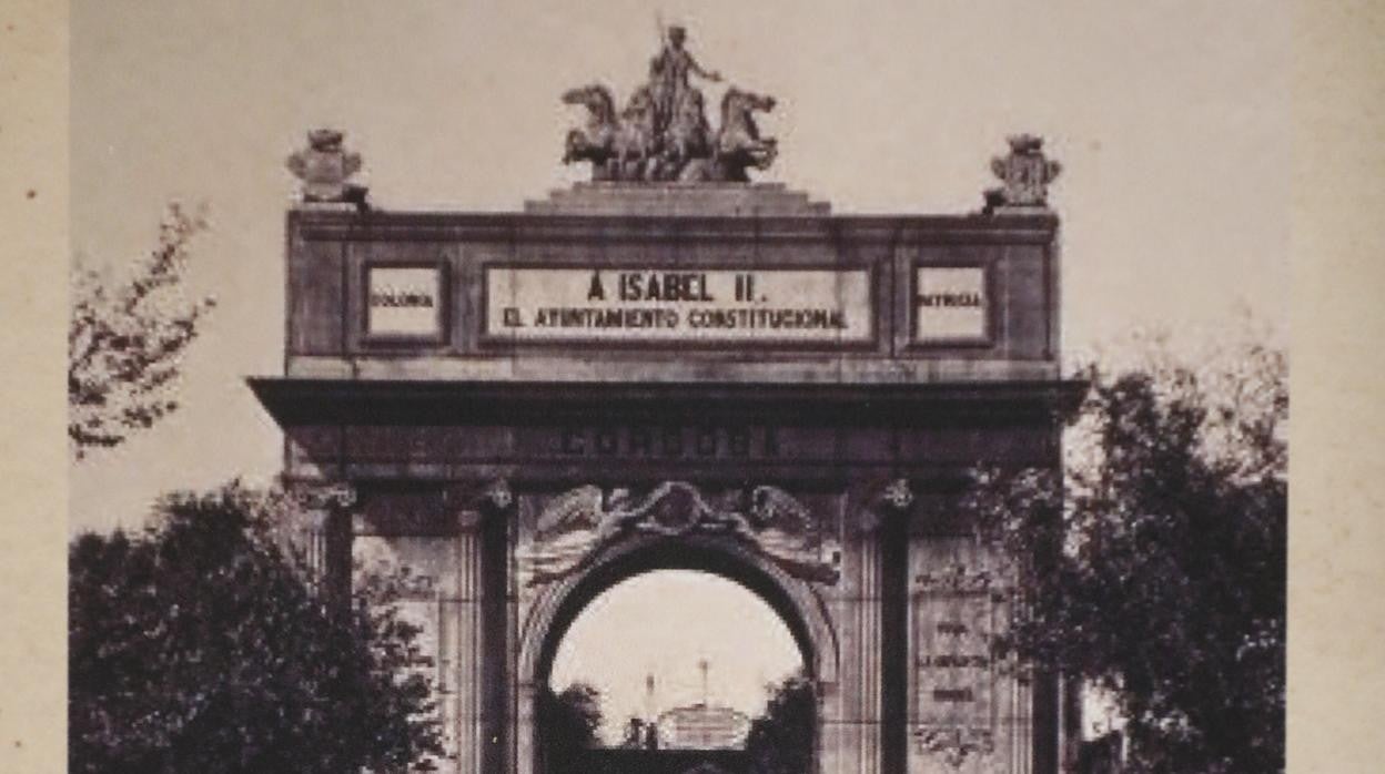 Arco que se levantó para la entrada de Isabel II en Córdoba