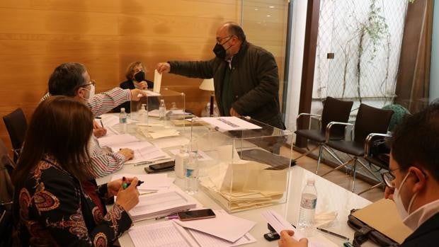 El decano de los abogados de Lucena, acusado por miembros de su junta de frenar una auditoría