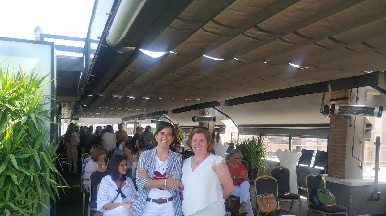 Las médicas Nuria Cárdenas y Carmen Ortega, en el acto del foro Mujer y Sociedad