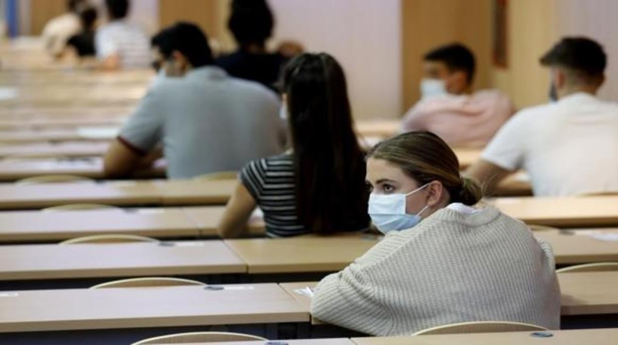 Personas con mascarilla en medio de un examen