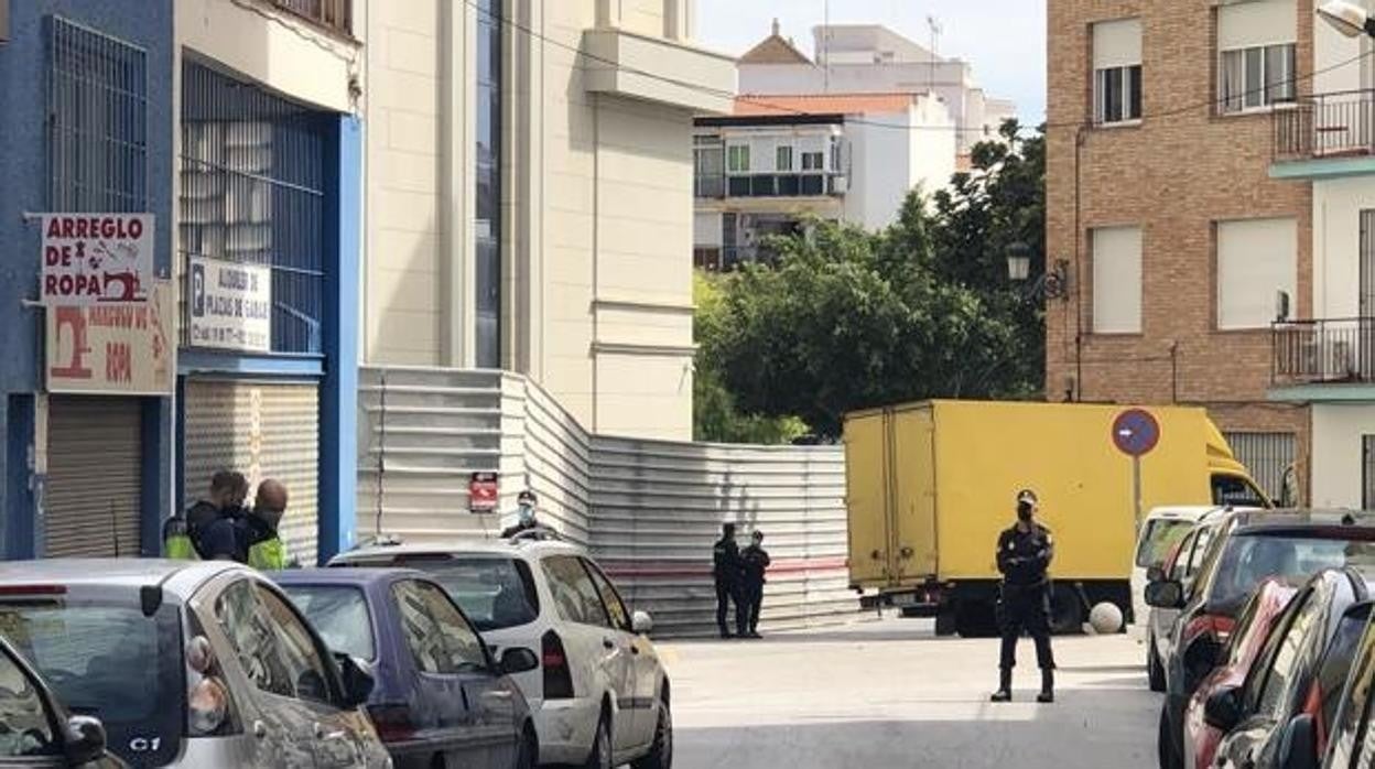 La Policía durante la inspección del lugar del asesinato