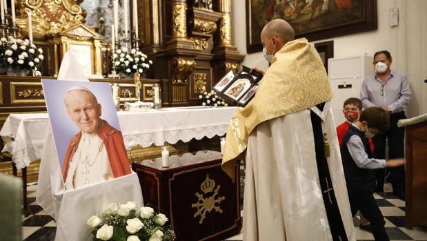 Oraciones y ofrendas ante las reliquias de san Juan Pablo II en la iglesia de San Jacinto de Córdoba