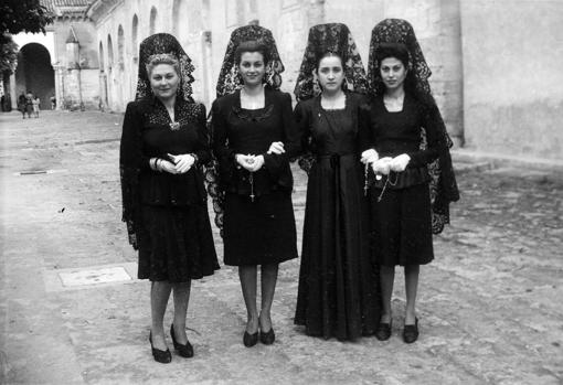 Mujeres vestidas de mantilla en el Patio de los Naranjos