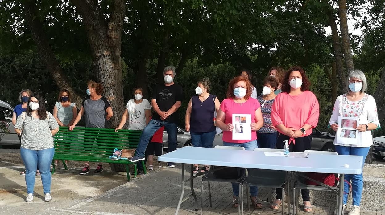 Protesta de vecinos de las aldeas de Puente Genil por las plagas de mosquitos