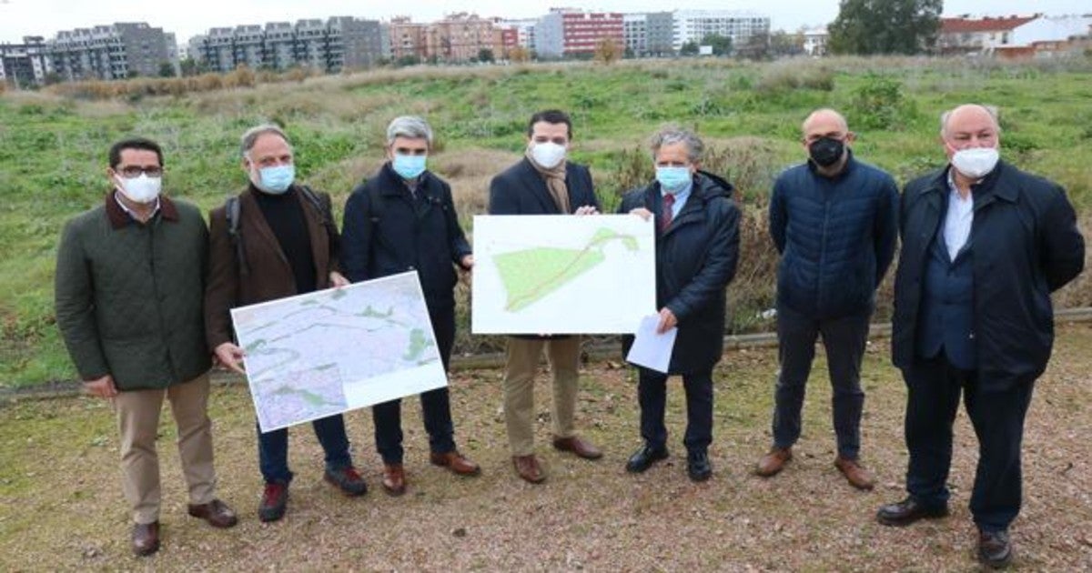 Visita del alcalde de Córdoba a la zona donde se desarrollará el Parque del Canal