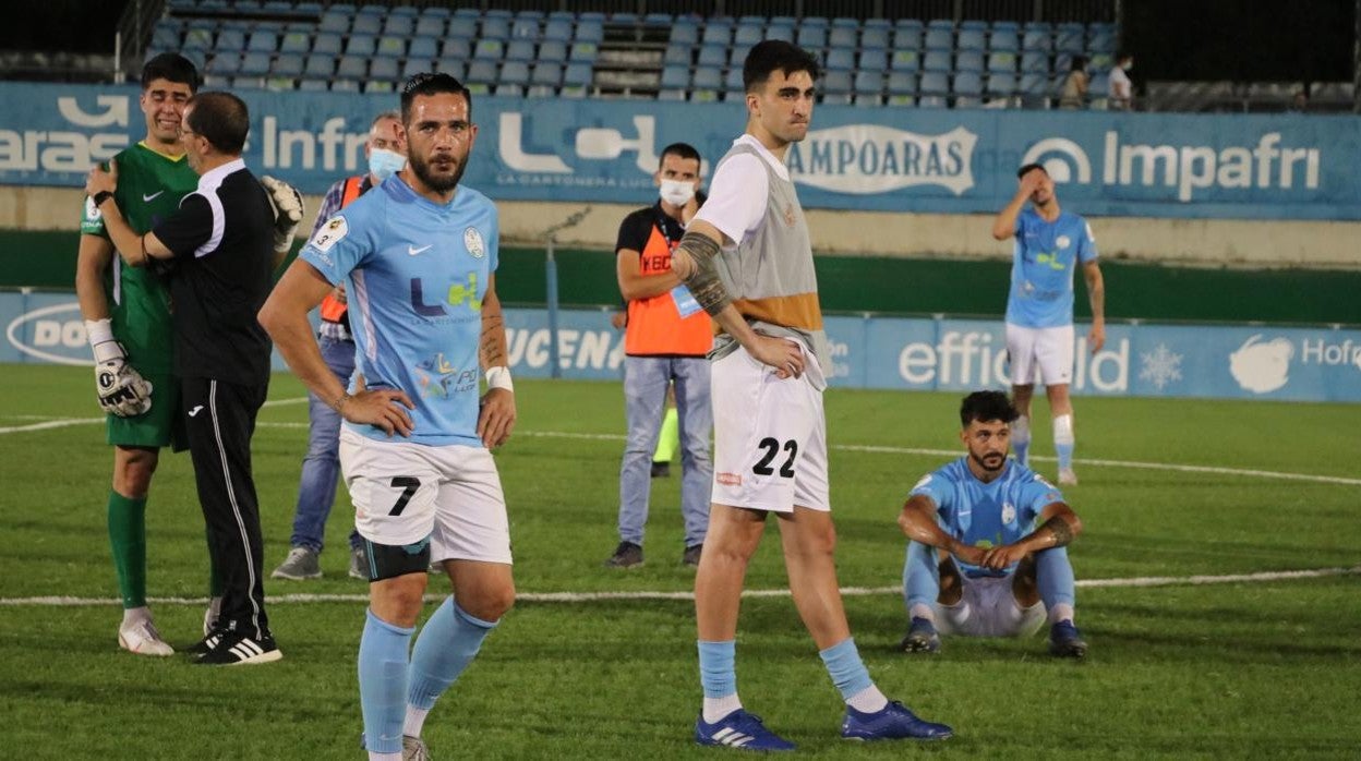 Caras de desolación en Lucena tras la derrota ante el Ceuta