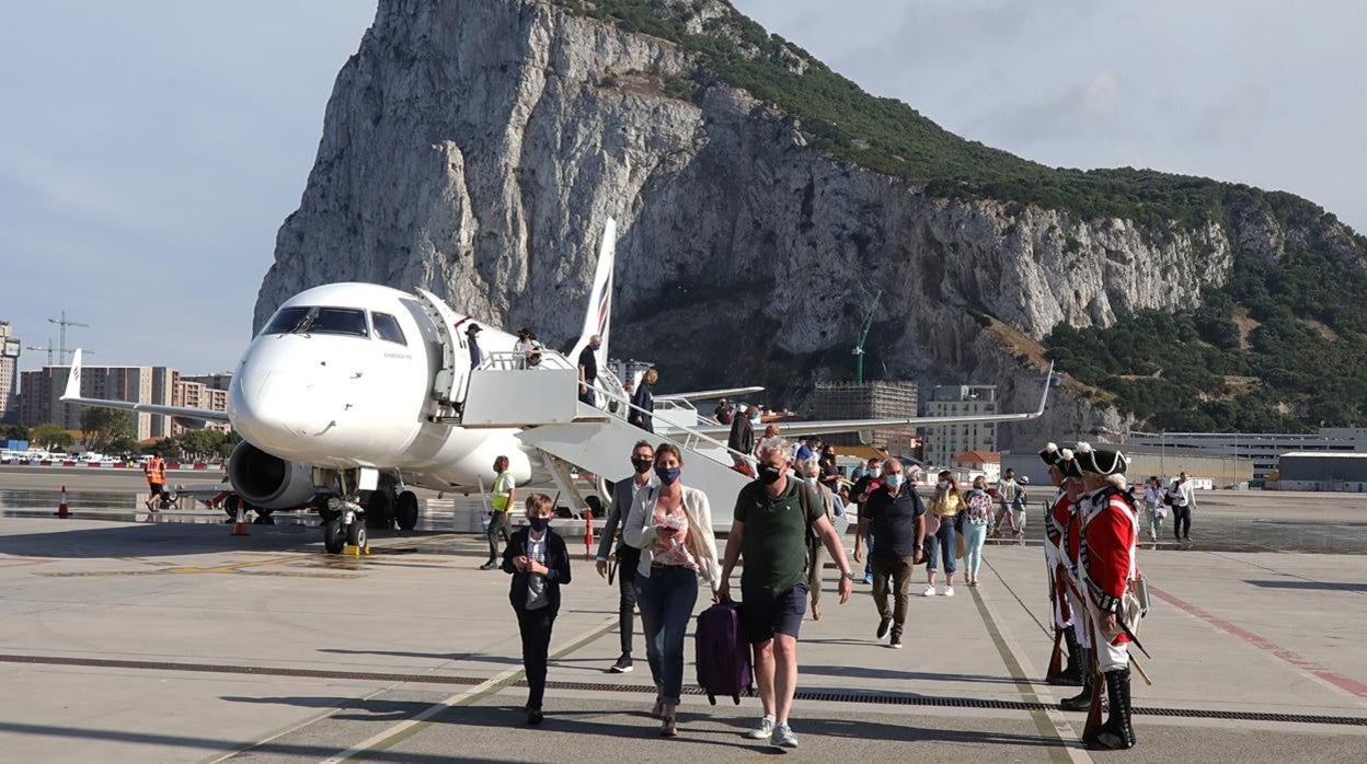 Recibimiento a los turistas que han llegado este viernes a Gibraltar en un vuelo inaugural