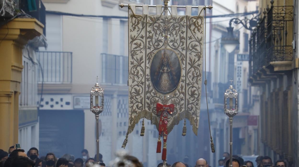 El simpecado del Rocío de Córdoba, por la calle San Pablo