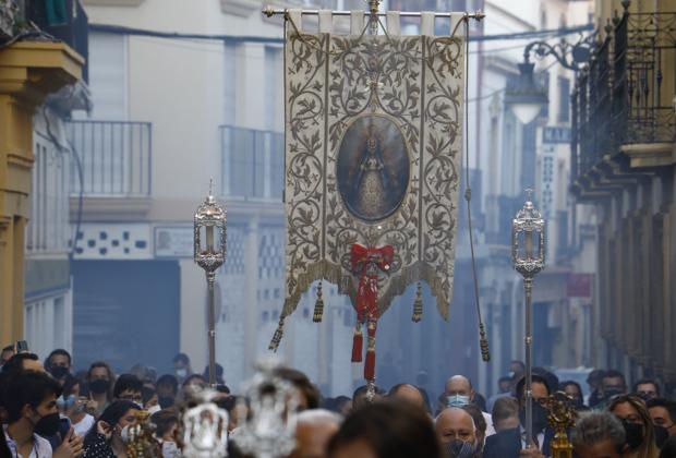 El simpecado del Rocío recupera las calles de Córdoba para las hermandades