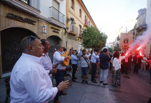 Cante de sevillanas y luces al paso del simpecado del Rocío