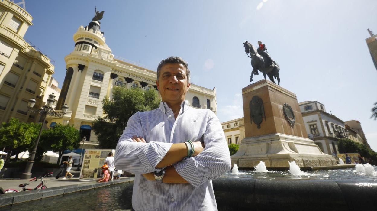 Antonio Valentín, ex jugador del Córdoba, posa para ABC