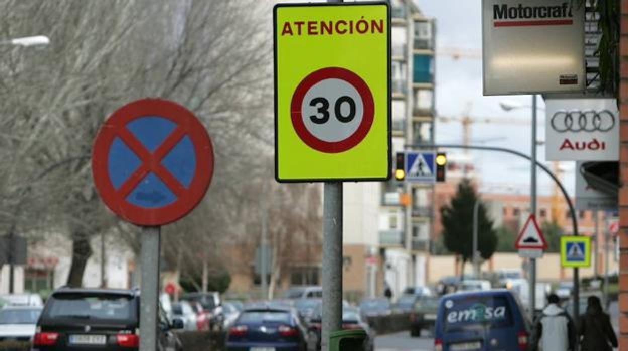 Señal de velocidad limitada a 30 kilómetros por hora