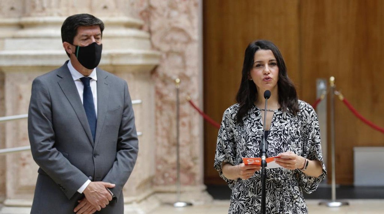 Inés Arrimadas, en el Parlamento, junto a Juan Marín