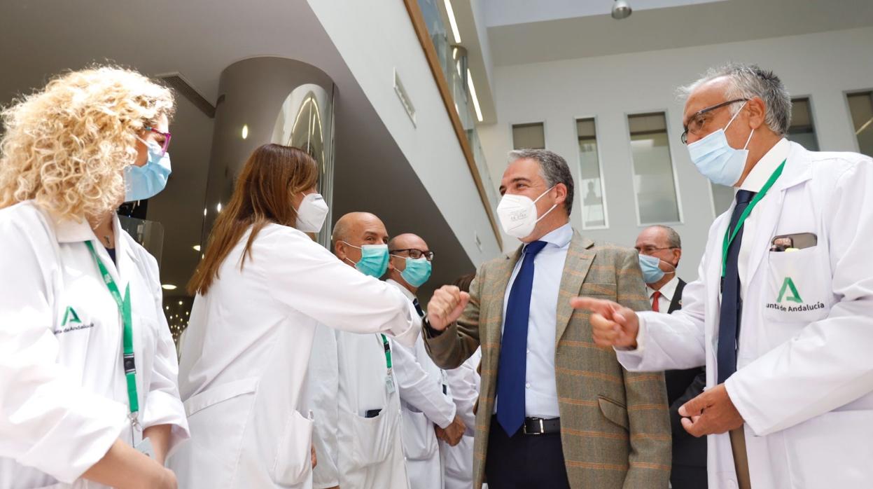 El consejero de la Presidencia, Elías Bendodo, durante su visita al Hospital Clínico de Málaga