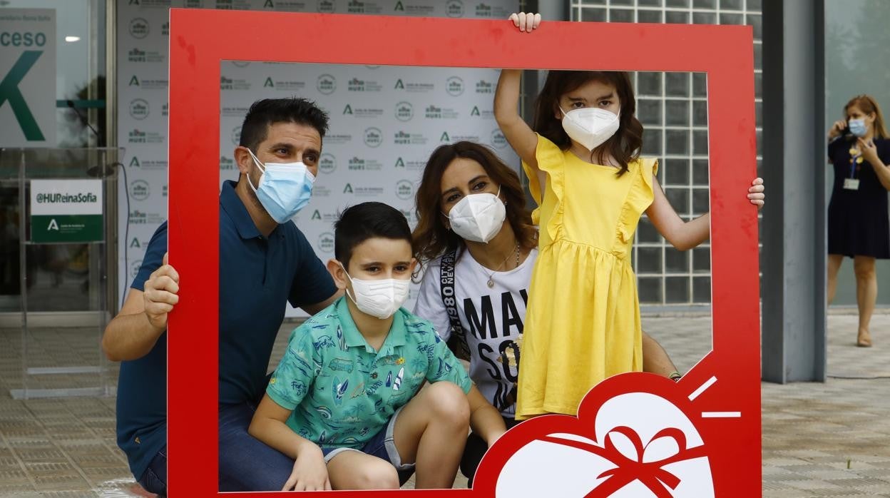 Sofía, vestida de amarillo, junto a sus padres y su hermano en el Hospital cordobés