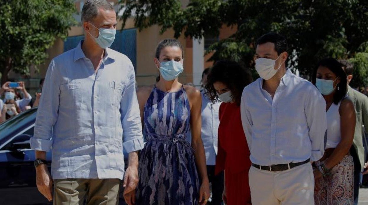 Los Reyes Don Felipe y Doña Letizia, en el barrio de las Tres Mil Viviendas, junto a Juanma Moreno