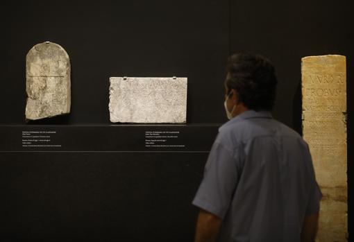 Las tres lápidas de gladiadores que pueden verse en el Arqueológico de Córdoba. De izquierda a derecha corresponden a los luchadores Amandus, Actius y Probus