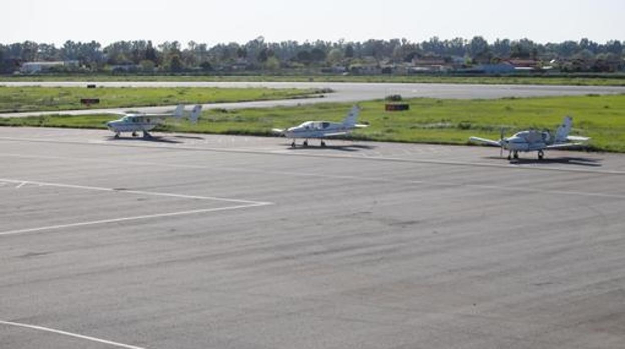 Avionetas aparcadas en el aeropuerto de Córdoba