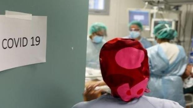 Andalucía sube en contagios, muertos y hospitalizados por Covid el día en que se revisan las medidas