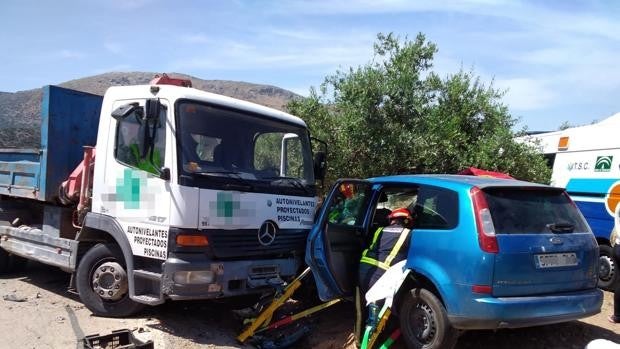 Evacuadas al hospital de Cabra cuatro personas tras una colisión entre un coche y un camión en Priego