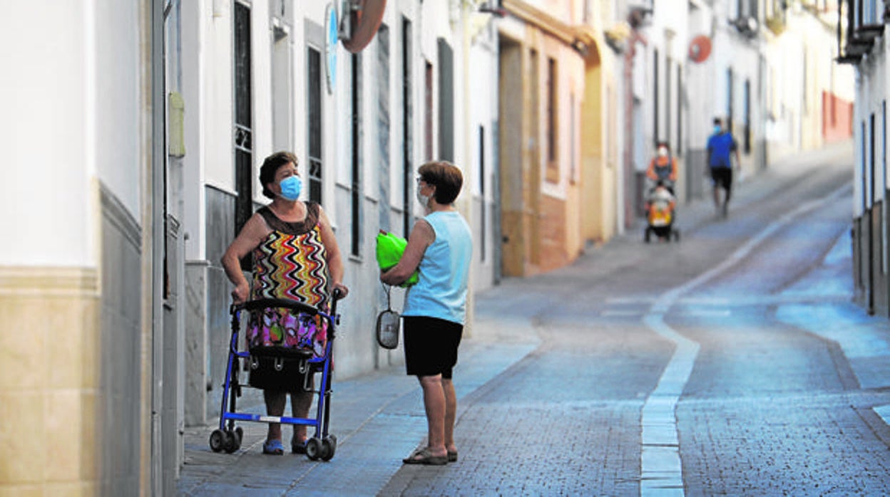 Dos mujeres conversando en pueblo de Córdoba