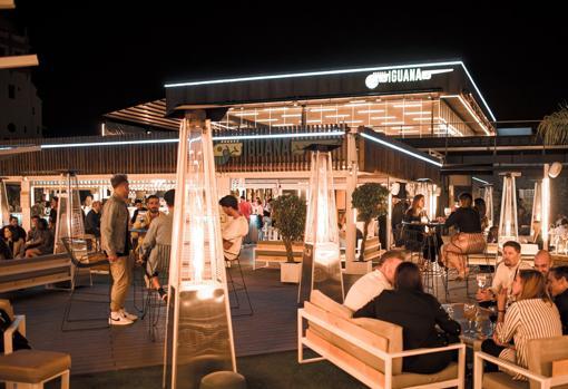 Varias personas, en una terraza de una discoteca