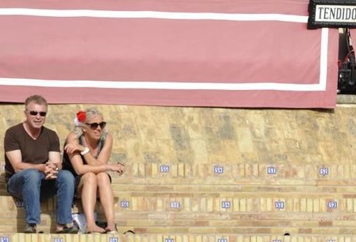 Dos personas, en una plaza de toros de Andalucía