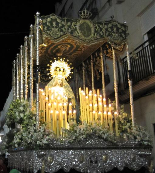 María Santísima de la Paz y Esperanza, en su paso de palio el Domingo de Ramos en Fernán Núñez