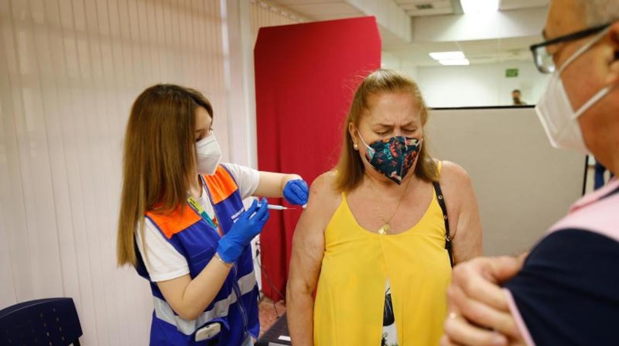 Una sanitaria inocula lel antivurs a una paciente en Córdoba